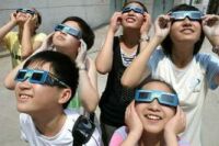 Children wearing solar viewers to safely observe the Sun. Click for larger version, 15 KB (Image: Xinhua/Li Xiang/People's Daily Online)